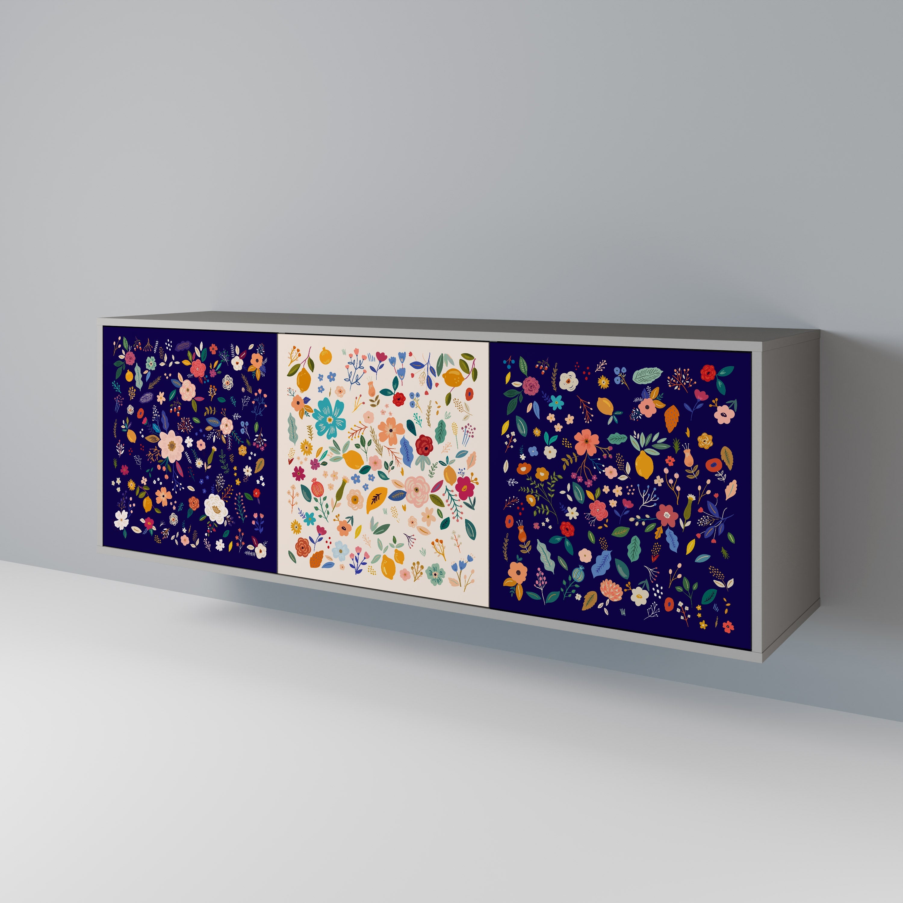 Buffet 3 portes à combinaison florale, finition grise