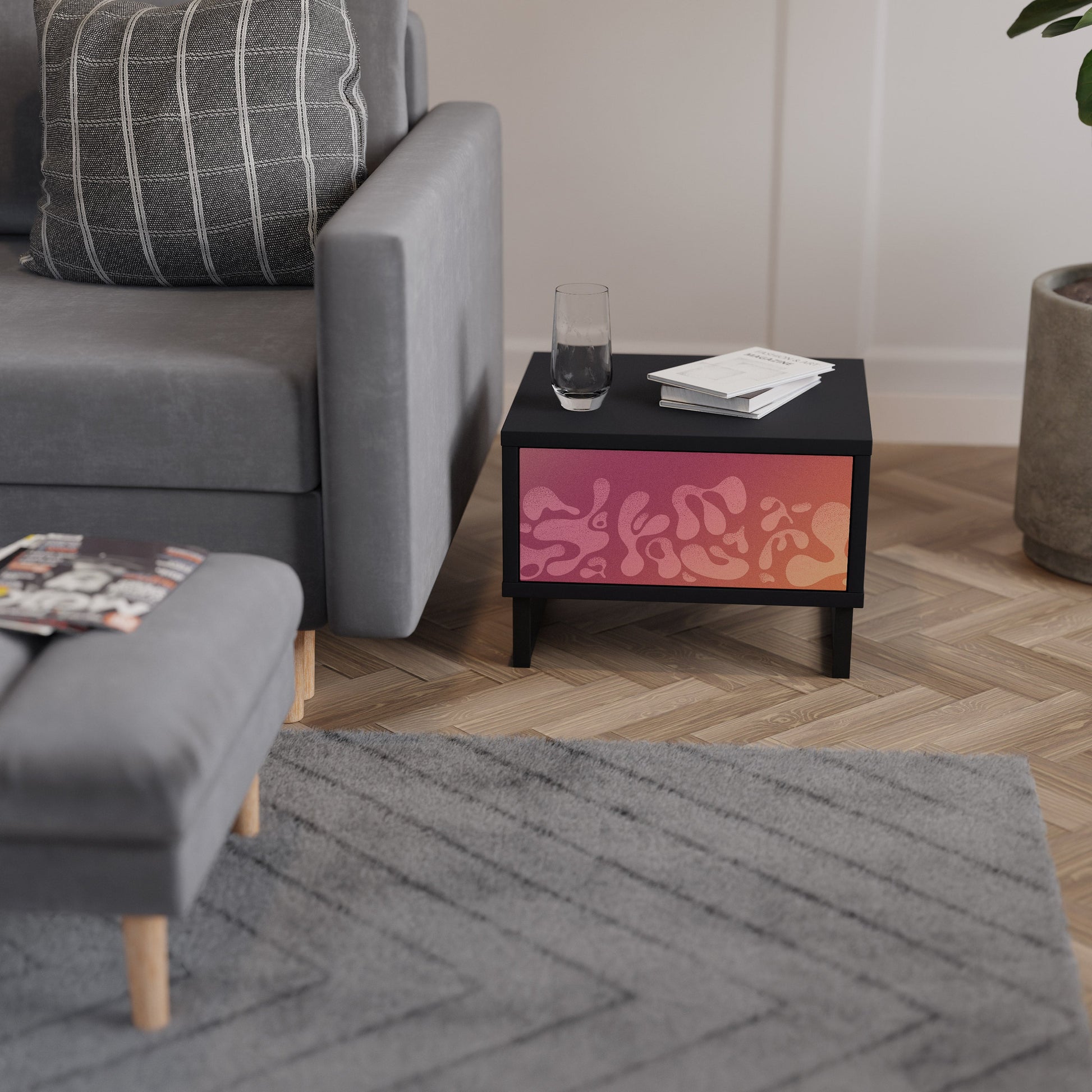 Table de chevet IRREGULAR PINK en finition noire