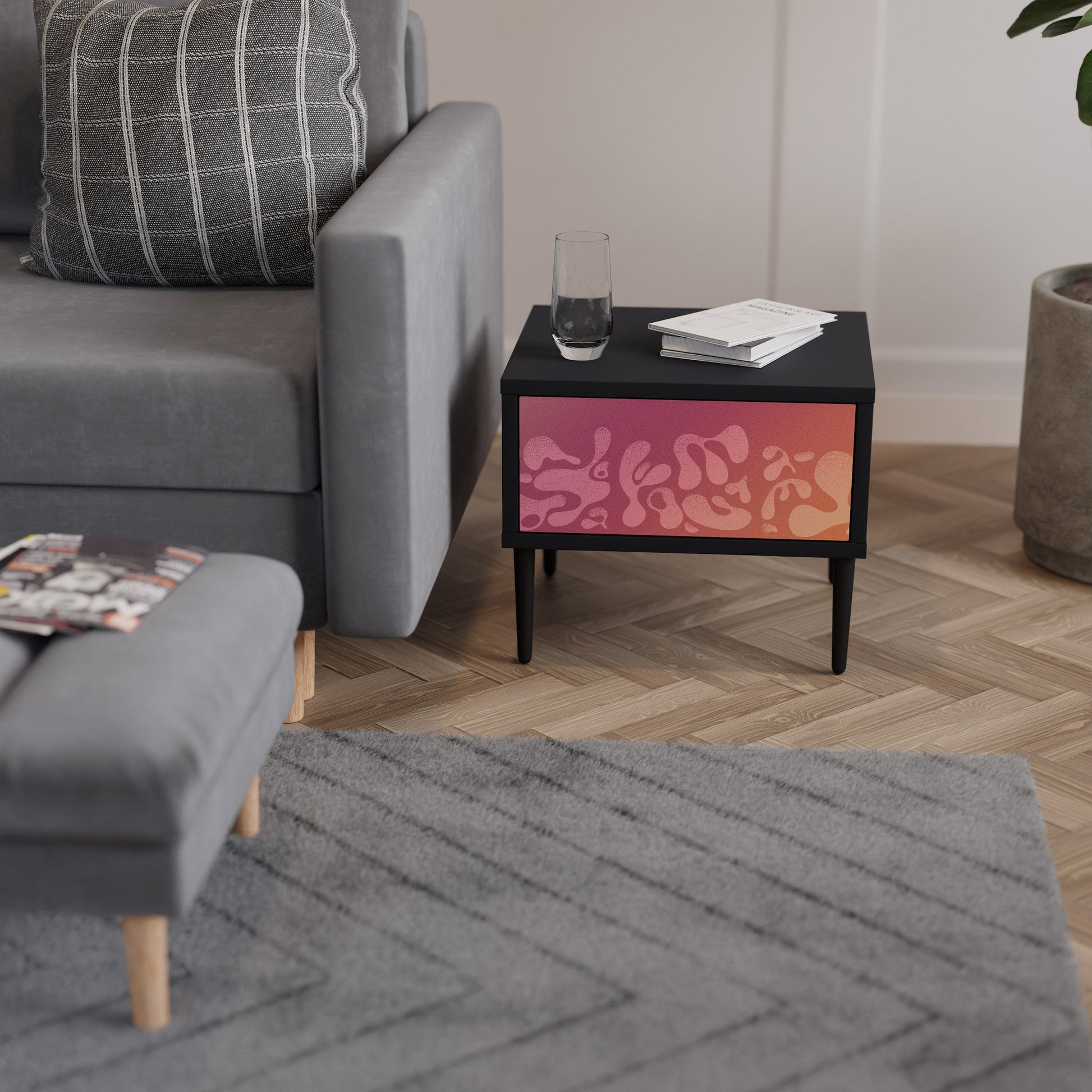 Table de chevet IRREGULAR PINK en finition noire