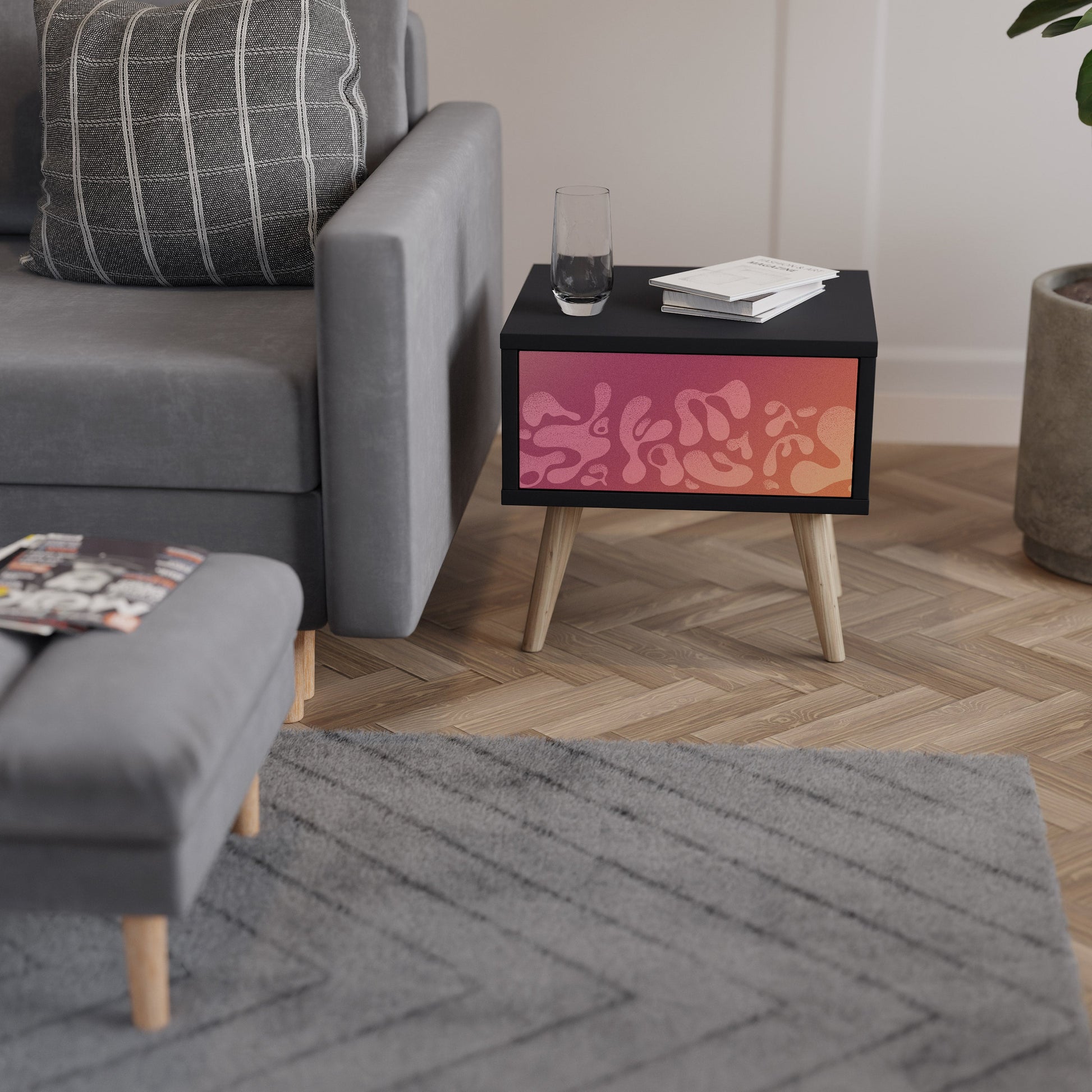 Table de chevet IRREGULAR PINK en finition noire