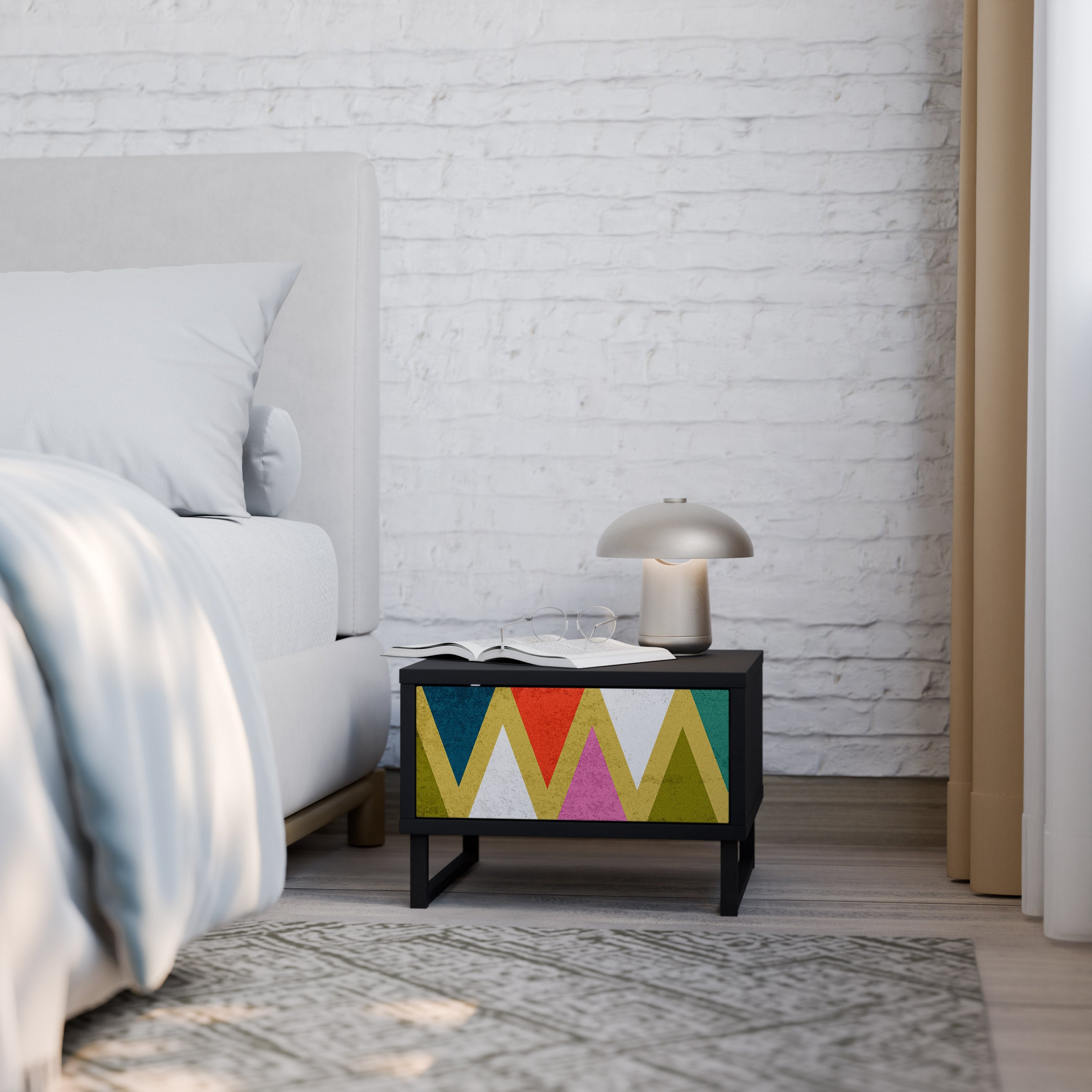 Table de chevet TRIANGLES COLORÉS en finition noire
