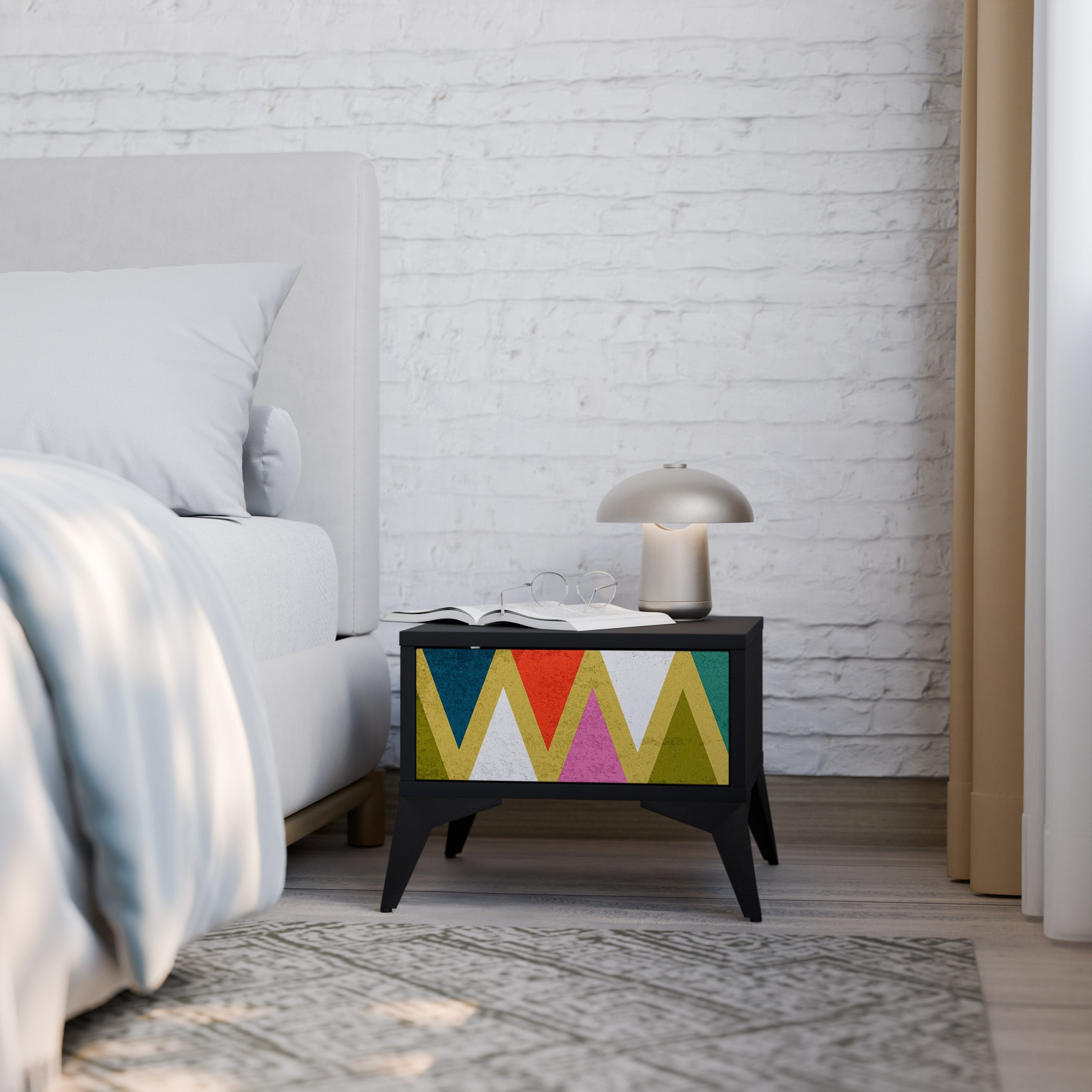 Table de chevet TRIANGLES COLORÉS en finition noire