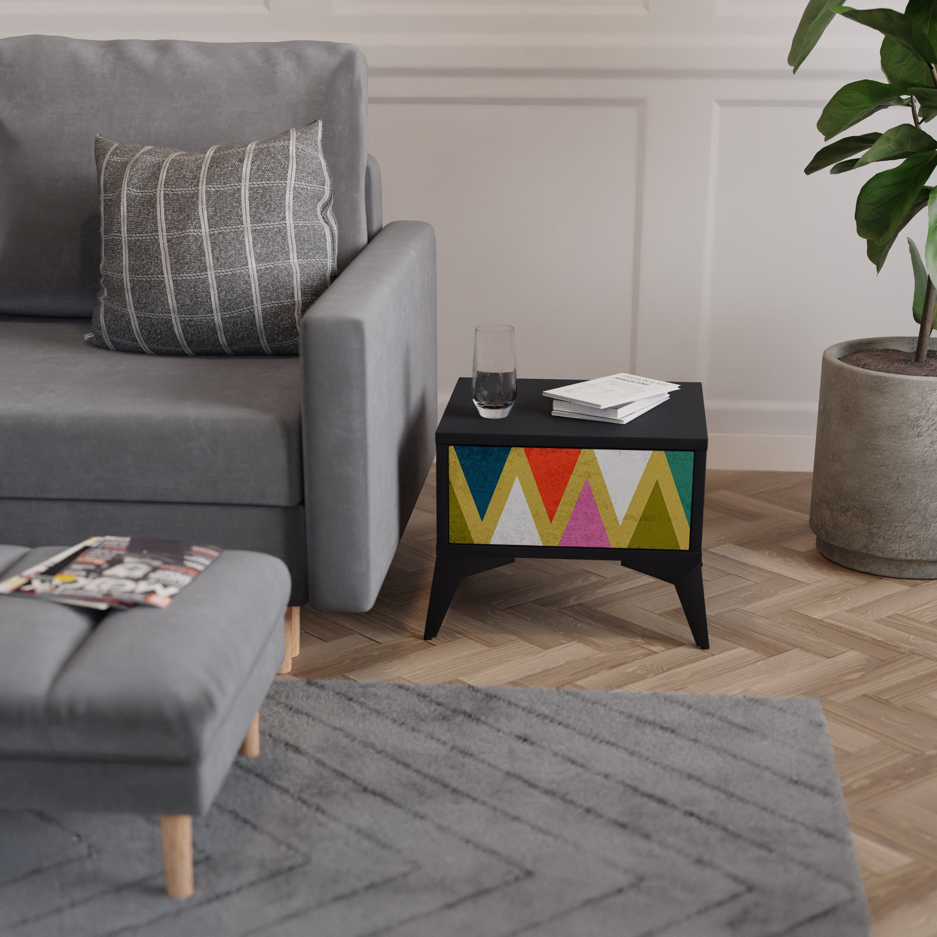 Table de chevet TRIANGLES COLORÉS en finition noire