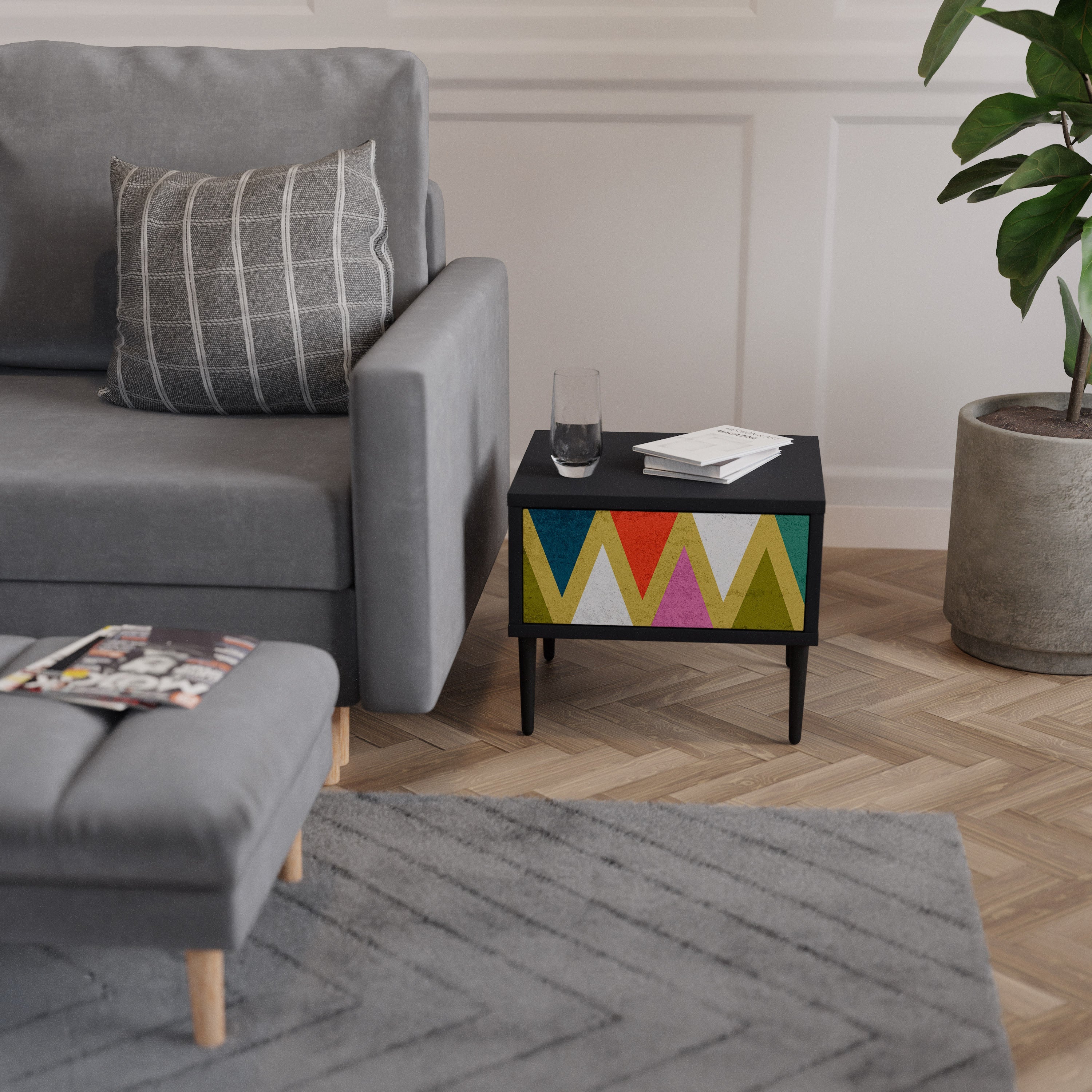 Table de chevet TRIANGLES COLORÉS en finition noire