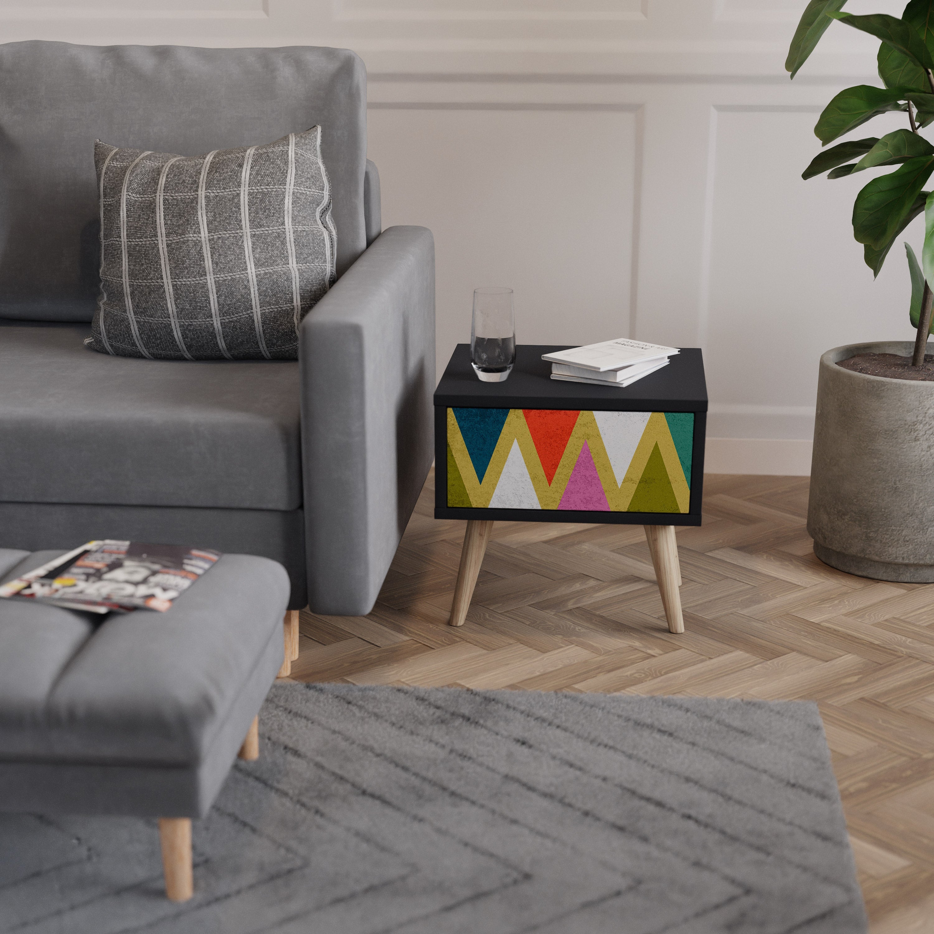 Table de chevet TRIANGLES COLORÉS en finition noire