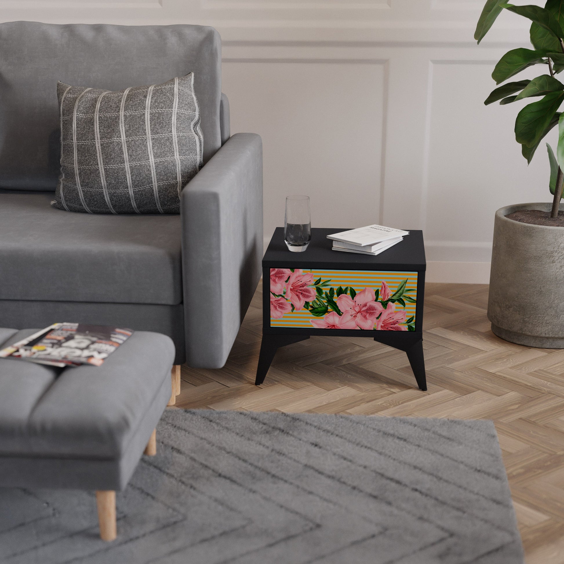 Table de chevet FRAGILE BEAUTY en finition noire