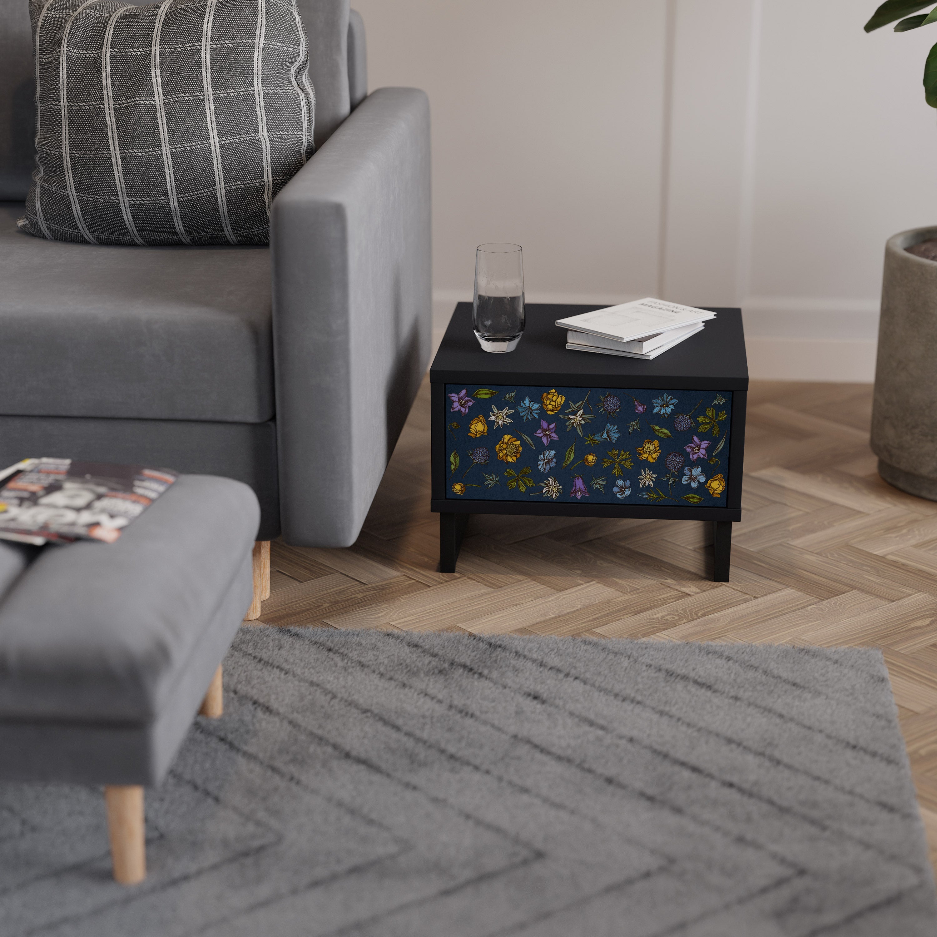 Table de chevet FLOWERS ON NAVY BLUE en finition noire