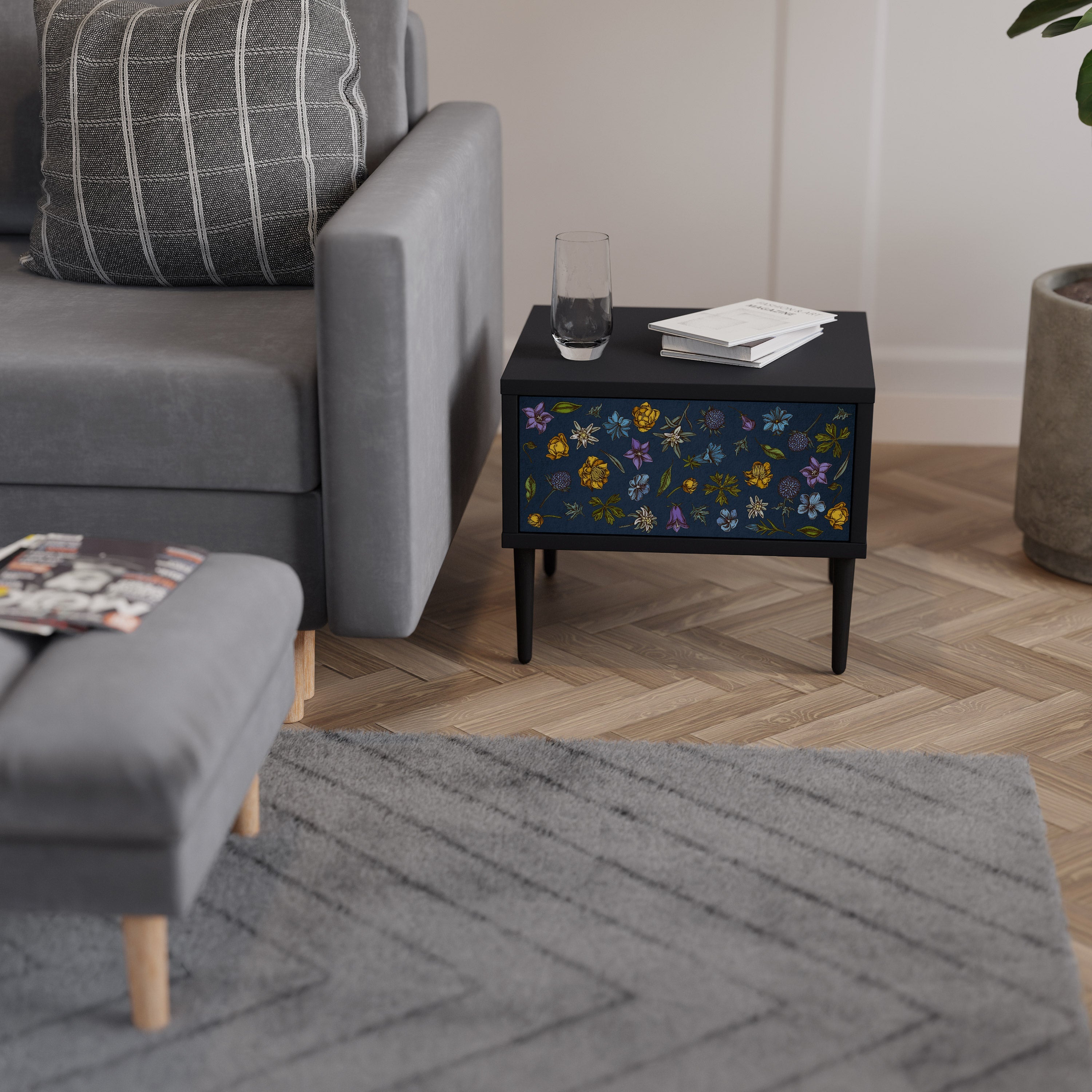 Table de chevet FLOWERS ON NAVY BLUE en finition noire