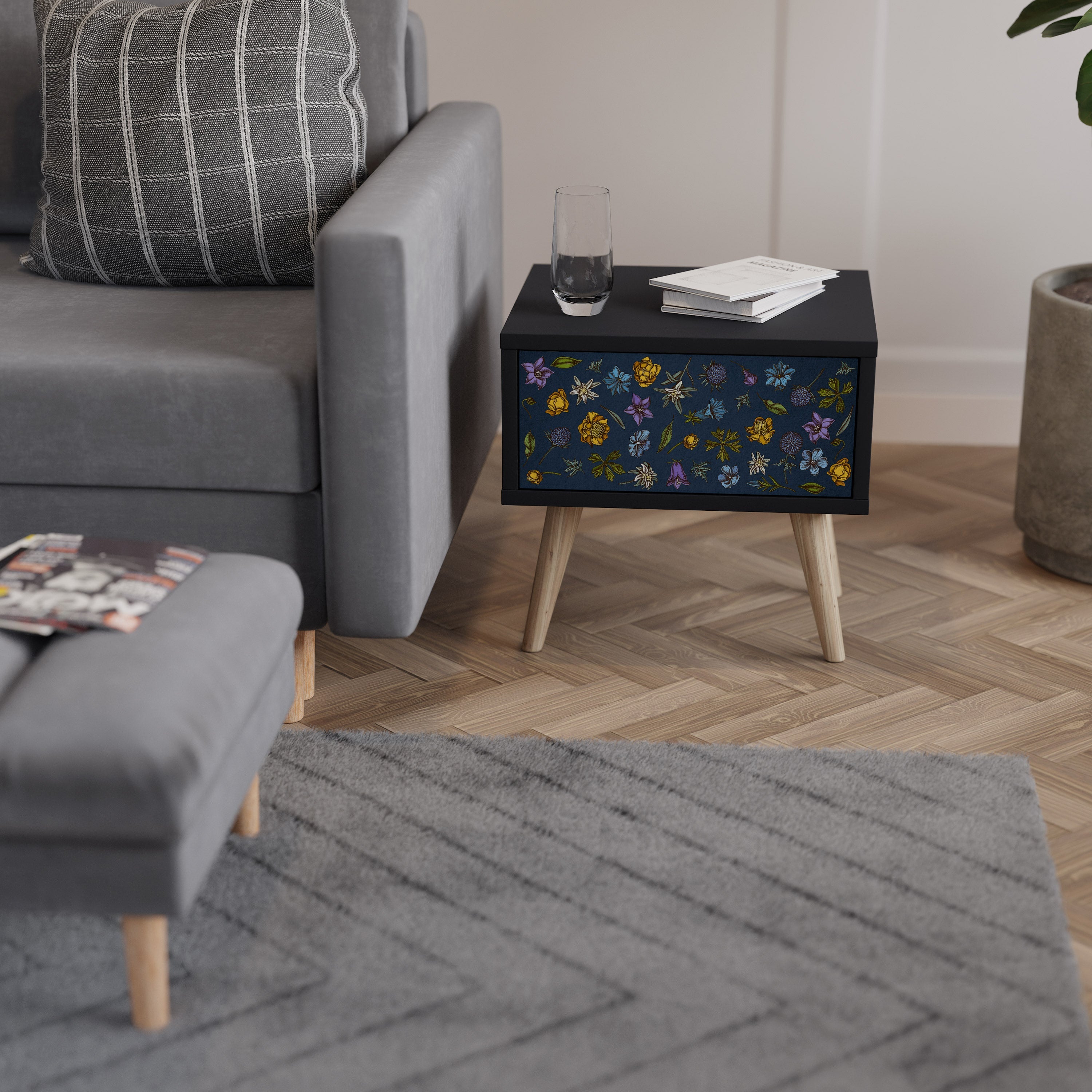 Table de chevet FLOWERS ON NAVY BLUE en finition noire