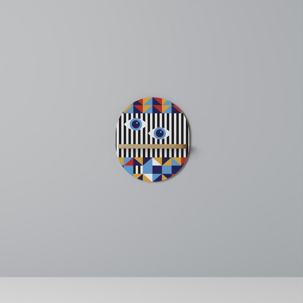 ABSTRACTION ET GÉOMÉTRIE Étagère d'art ovale effet chêne