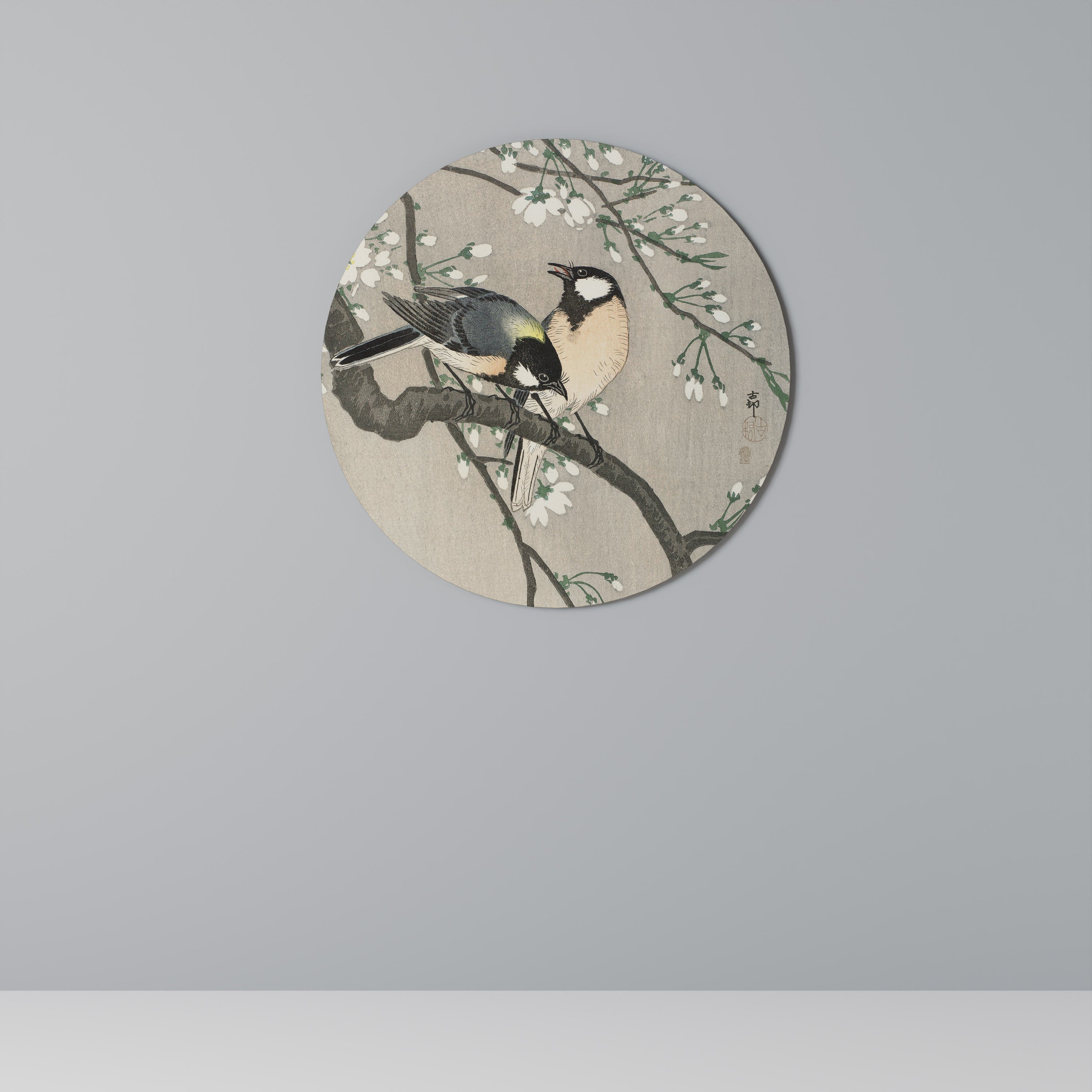 Décoration murale ronde avec des mésanges sur une branche de cerisier