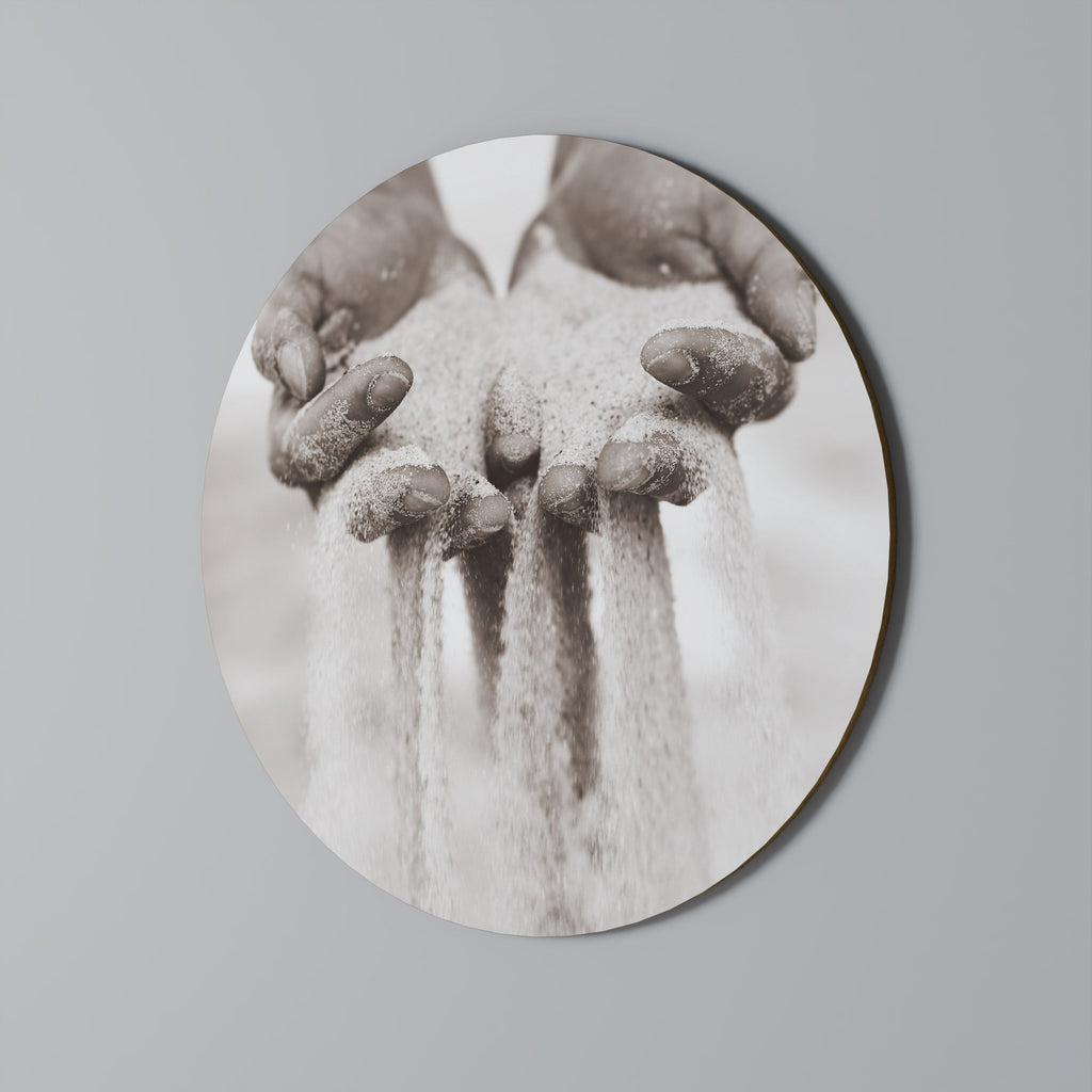 Décoration murale ronde « Mains du destin »