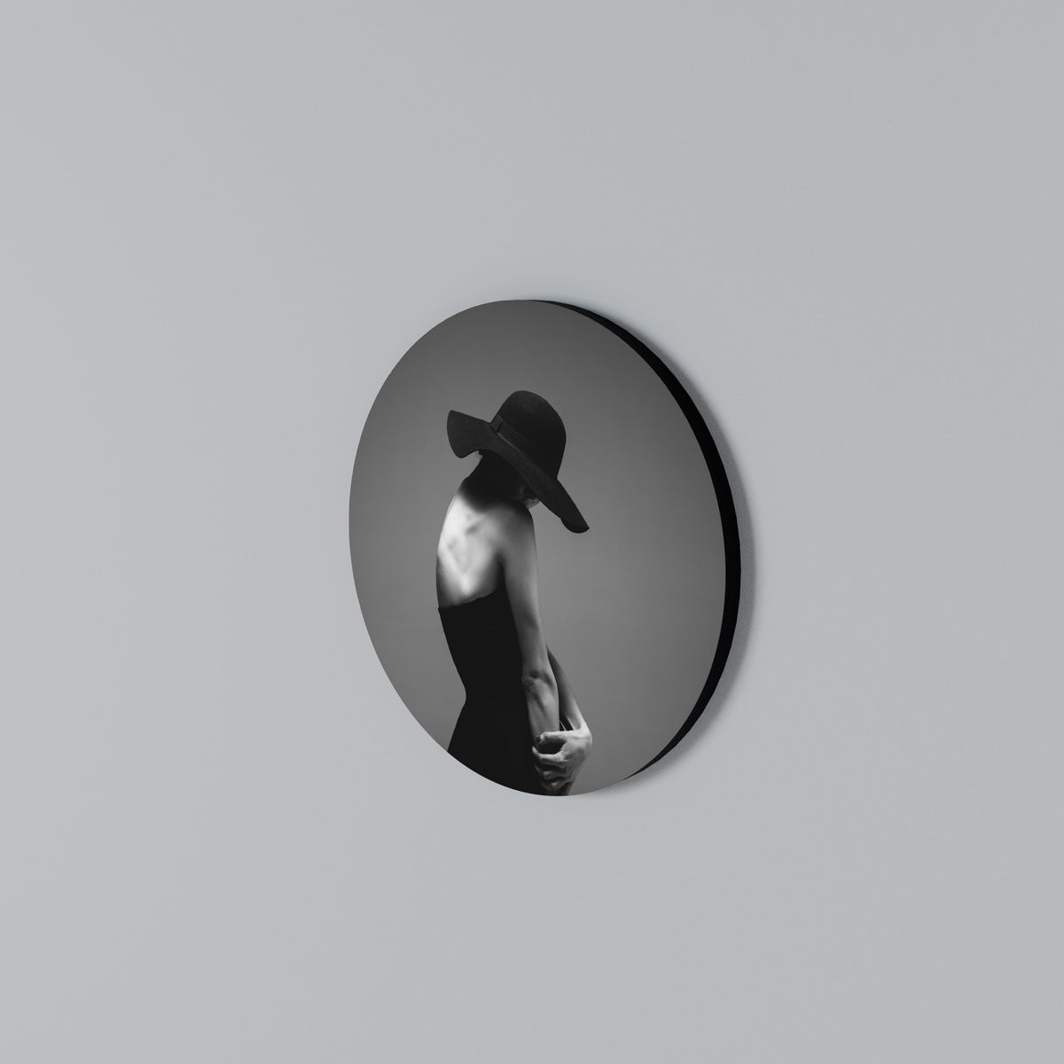 SILHOUETTE OF MYSTERY Round Wall Art