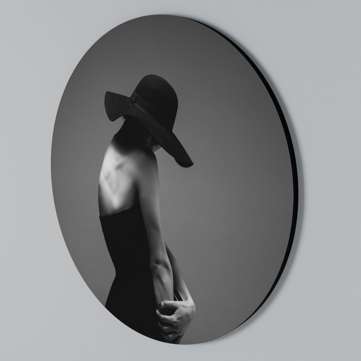 SILHOUETTE OF MYSTERY Round Wall Art