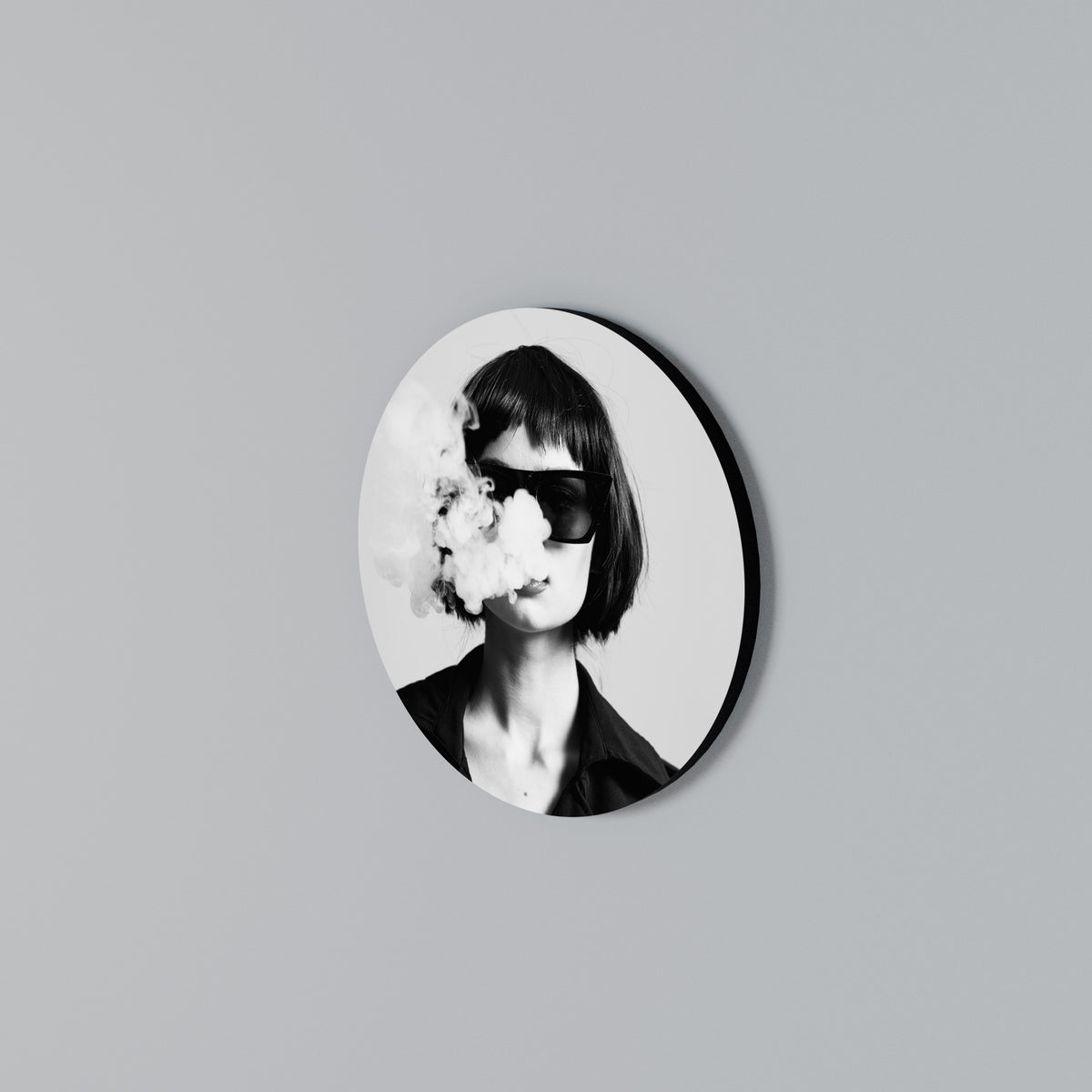 SMOKY BELLE Round Wall Art