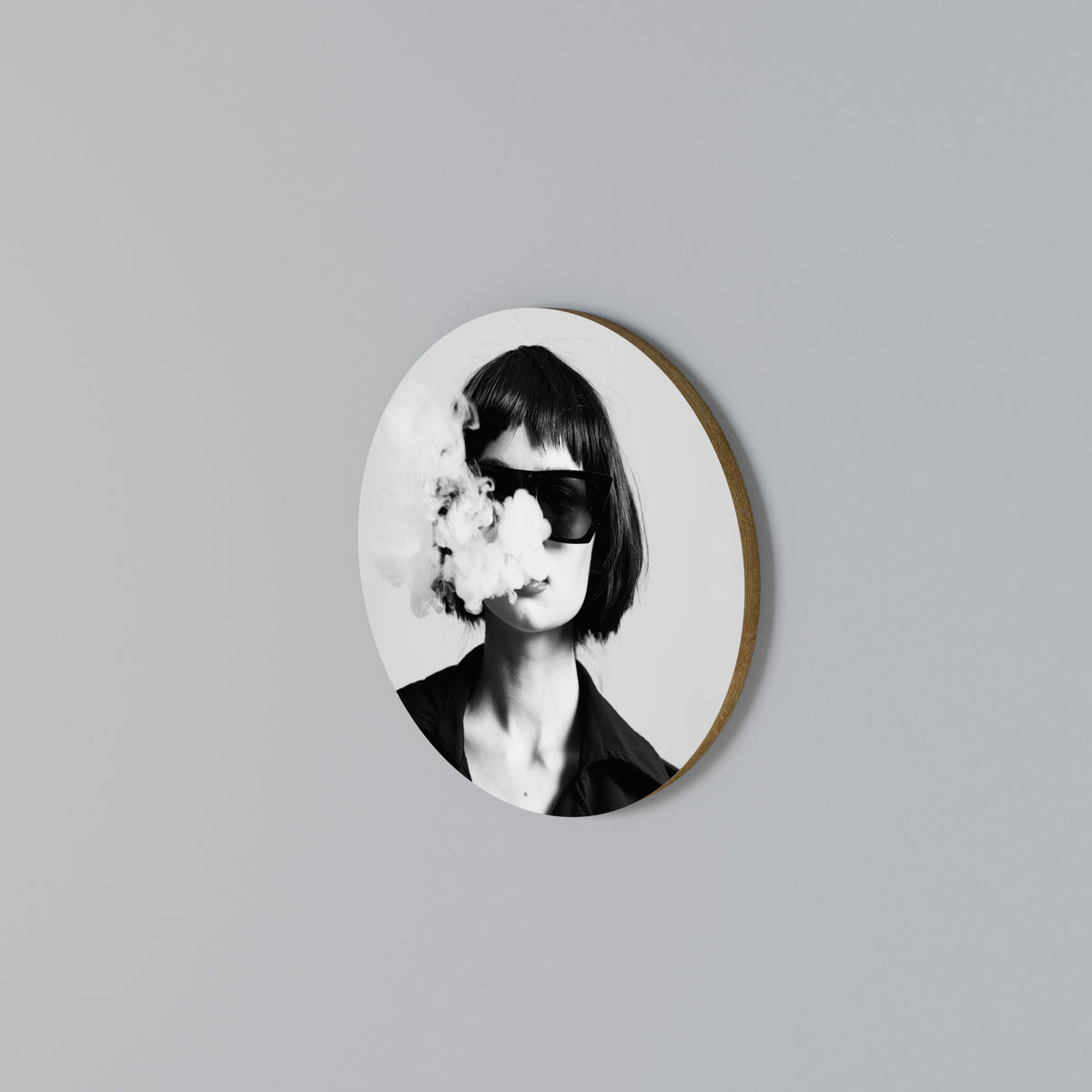 SMOKY BELLE Round Wall Art