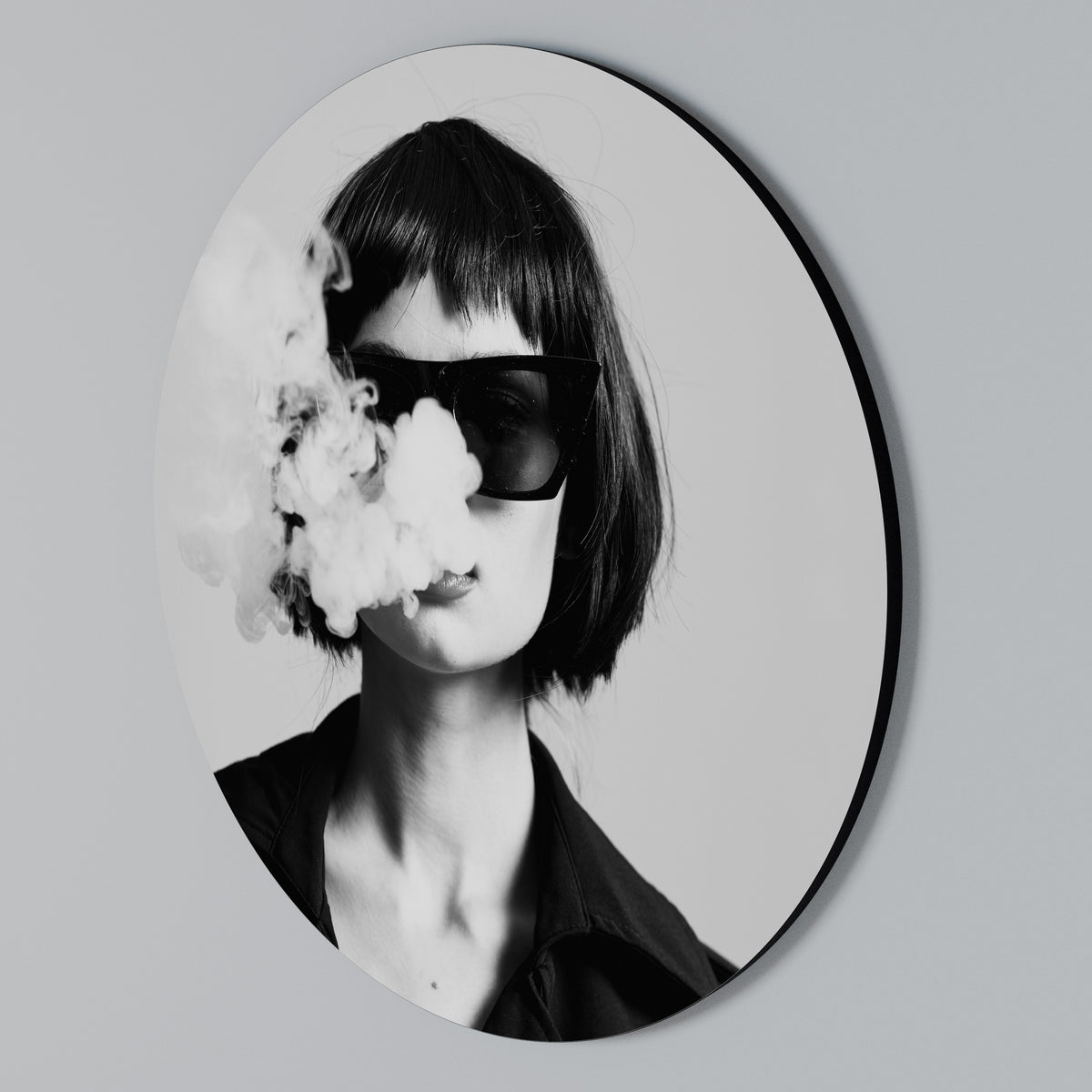 SMOKY BELLE Round Wall Art