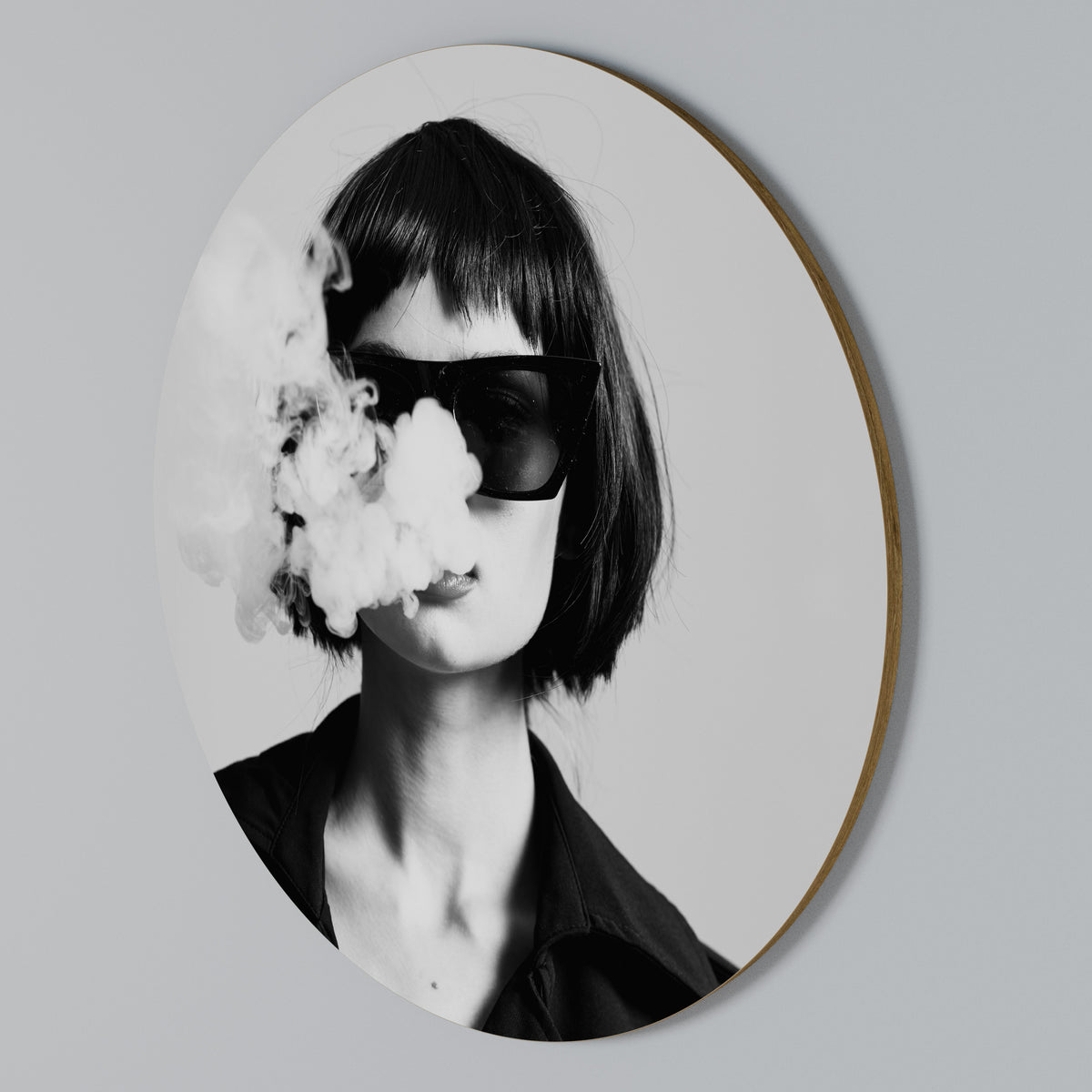 SMOKY BELLE Round Wall Art